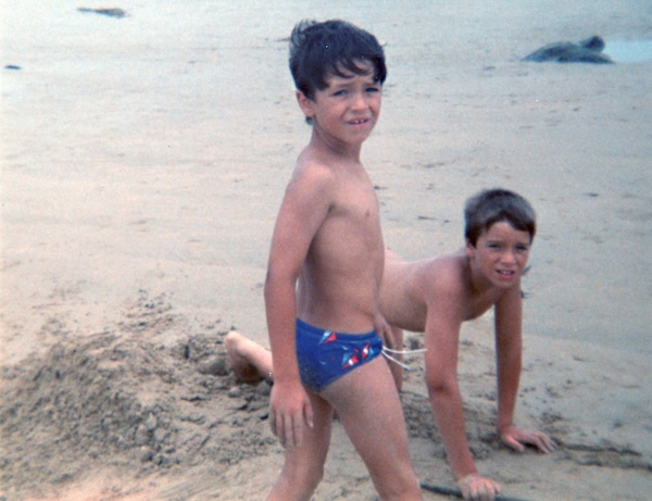 Arnaud enfant, sur une plage avec un autre enfant.